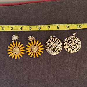 Lilly Pulitzer on right—- sunflower on left? Unknown LP?